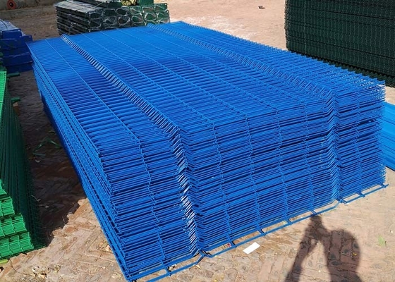 청색 50x200mm 평방 와이어 메쉬 펜스 Pvc는 각주로 덧입힝습니다